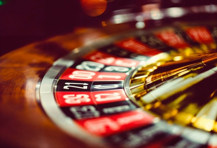 Monopoly Live game board and wheel interface on livechat bola88 mobile screen